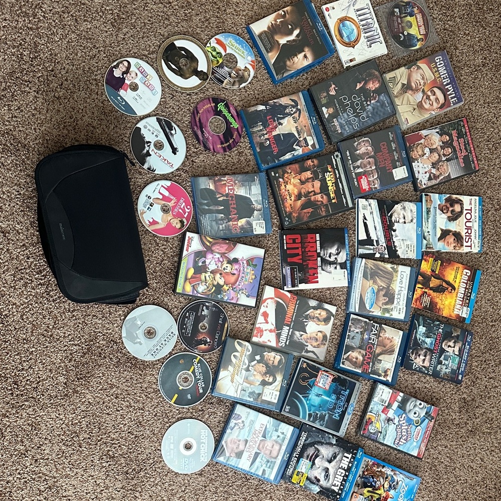 Black DVD Storage Case with Mixed Media Discs

35 dvd/blue rays